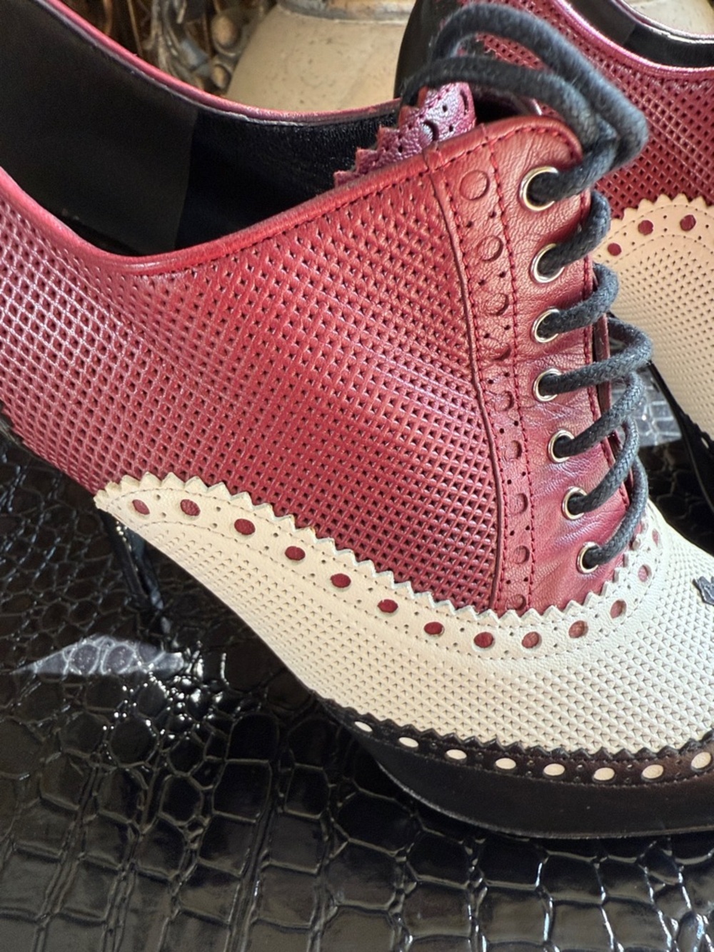 Classic Gucci Red, White & Black Pointed toe spectators - Picture 7 of 9